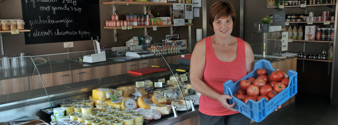 Marleen Verhulst van 's Hondshof toont heerlijke verse producten in haar hoevewinkel