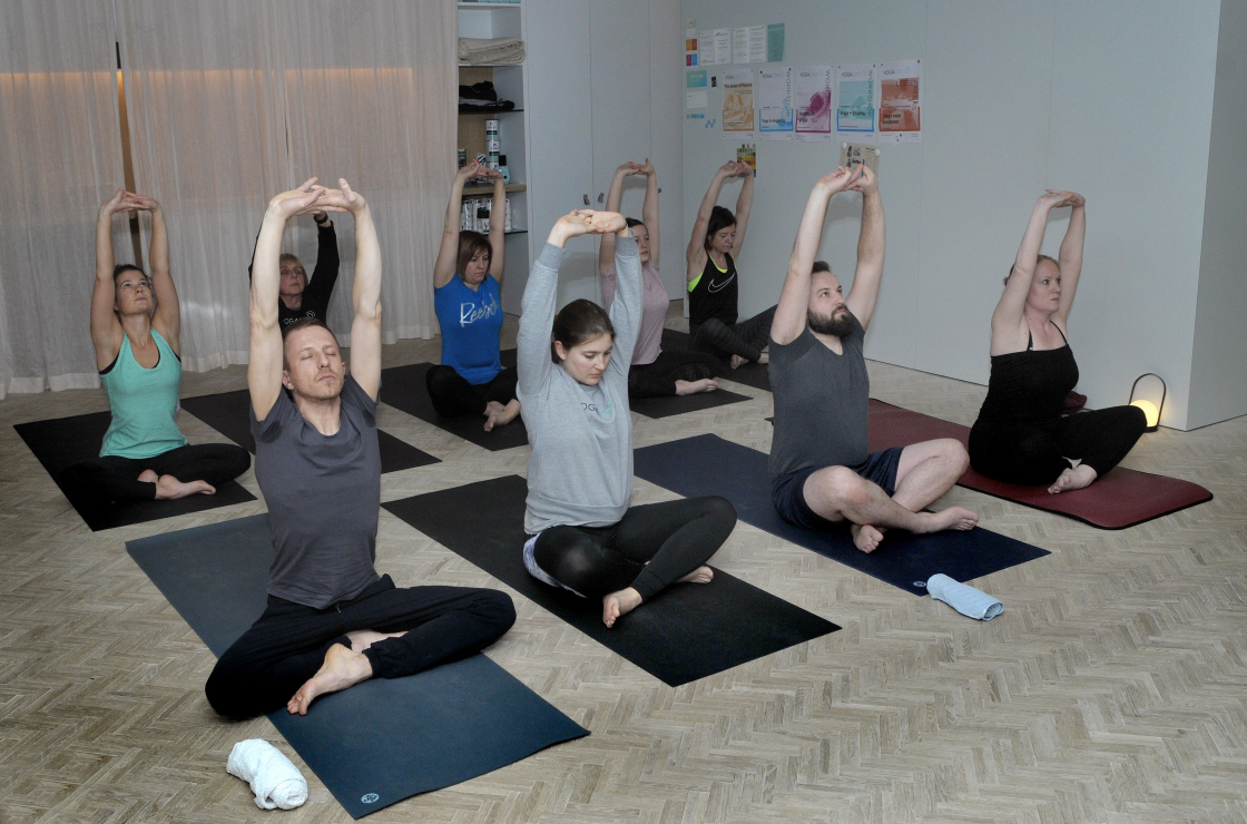 Yoga-deelnemers doen een oefening