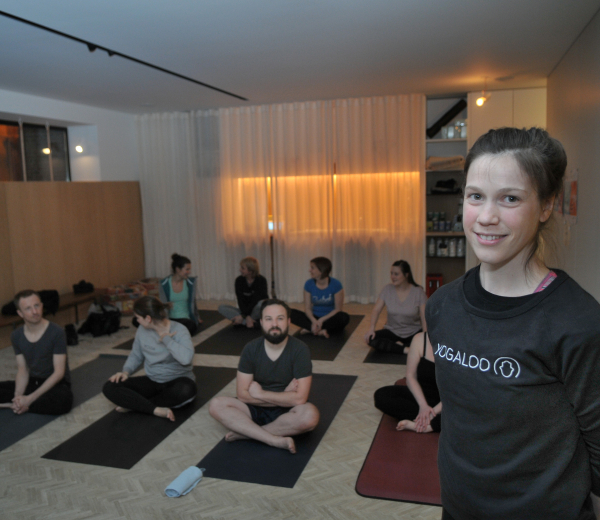 Lotte Ghyssaert poseert voor haar yoga-klas 